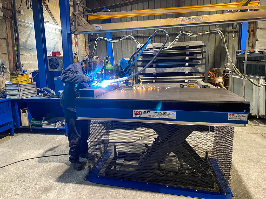 Tables élévatrices de quai - Rideau à mailles